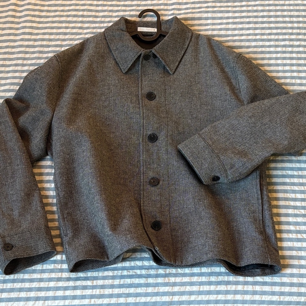 Zara Charcoal Gray Herringbone pattern Button-Up cropped Jacket, Size XL Men.